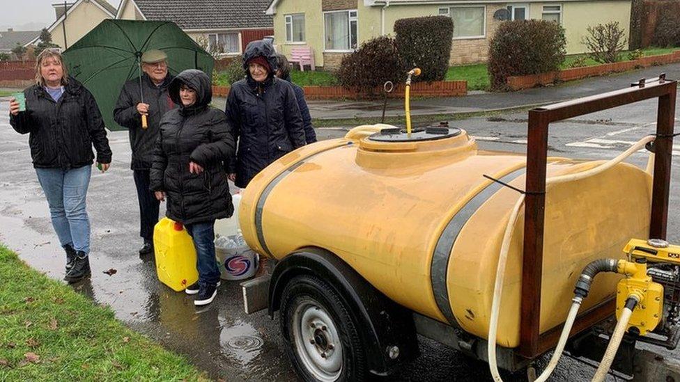 Fe wnaeth Cyngor Tref Aberteifi ddarparu dŵr i bobl yr ardal fore Llun