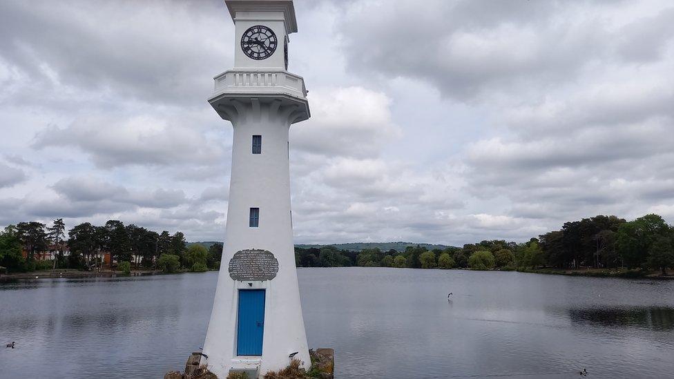 Goleudy er cof am Capten Scott yn Llyn y Rhath, Caerdydd