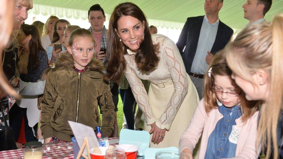 The Duchess of Cambridge watches face painting