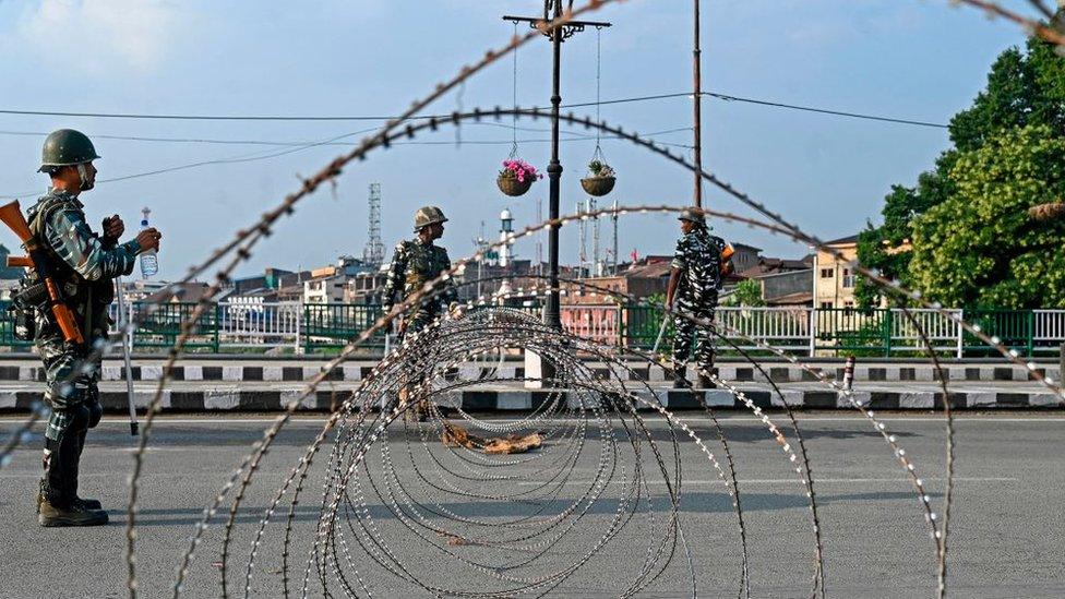 Indian-troops-on-street-in-Kashmir.