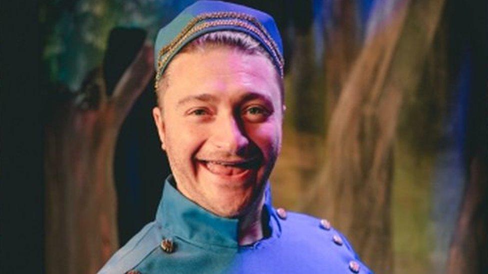 Jefferson Parlett in panto