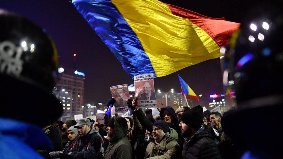 People demonstrate against controversial decrees to pardon corrupt politicians and decriminalize other offenses in front of the government headquarters in Bucharest, on 1 February, 2017