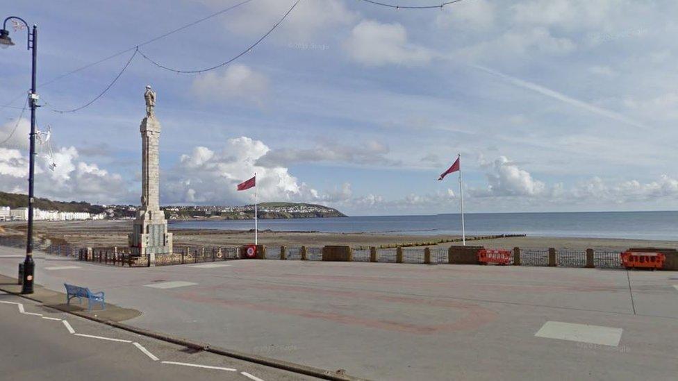 Harris Promenade and Douglas War Memorial