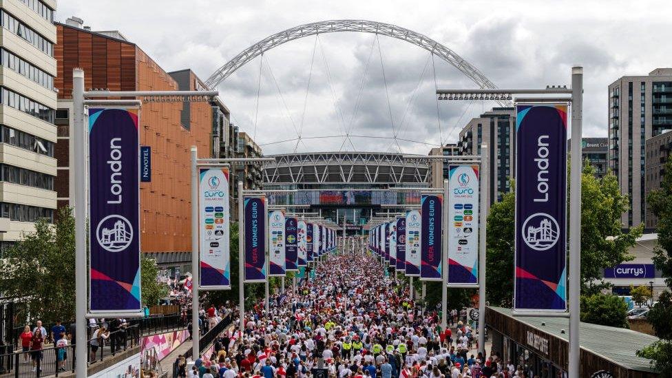 Wembley, crowds