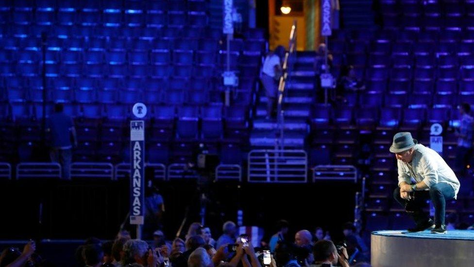 Musician Paul Simon speaks with attendees and staff during the setup of the Democratic National Convention at the Wells Fargo Center, (24/07/2016)