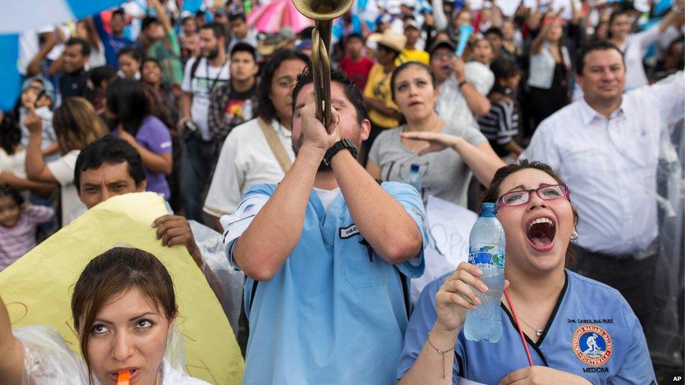 Medical students call for the Guatemalan president to quit