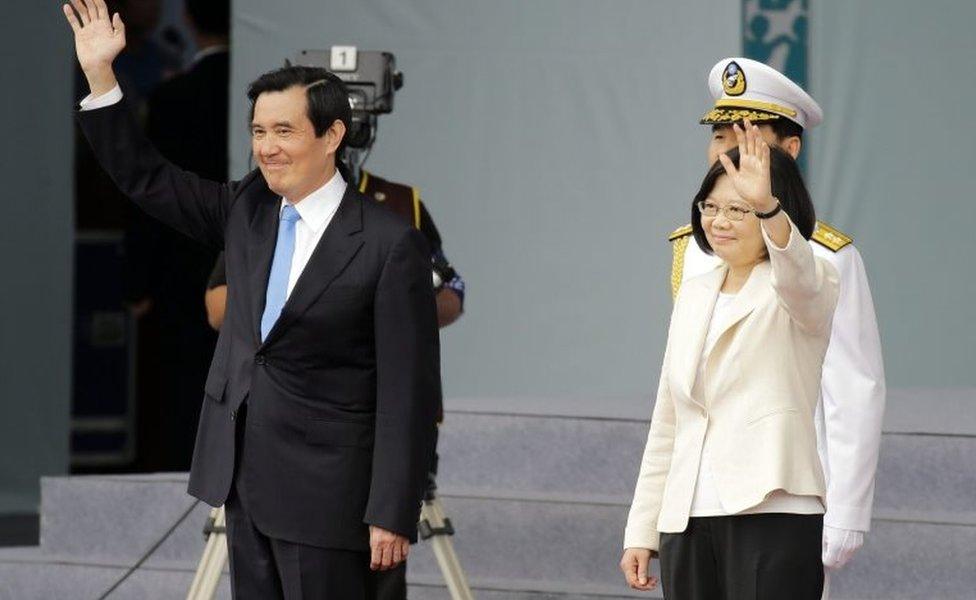 Ma Ying-jeou and Tsai Ing-wen wave at crowds outside the presidential palace in Taipei (20 May 2016)