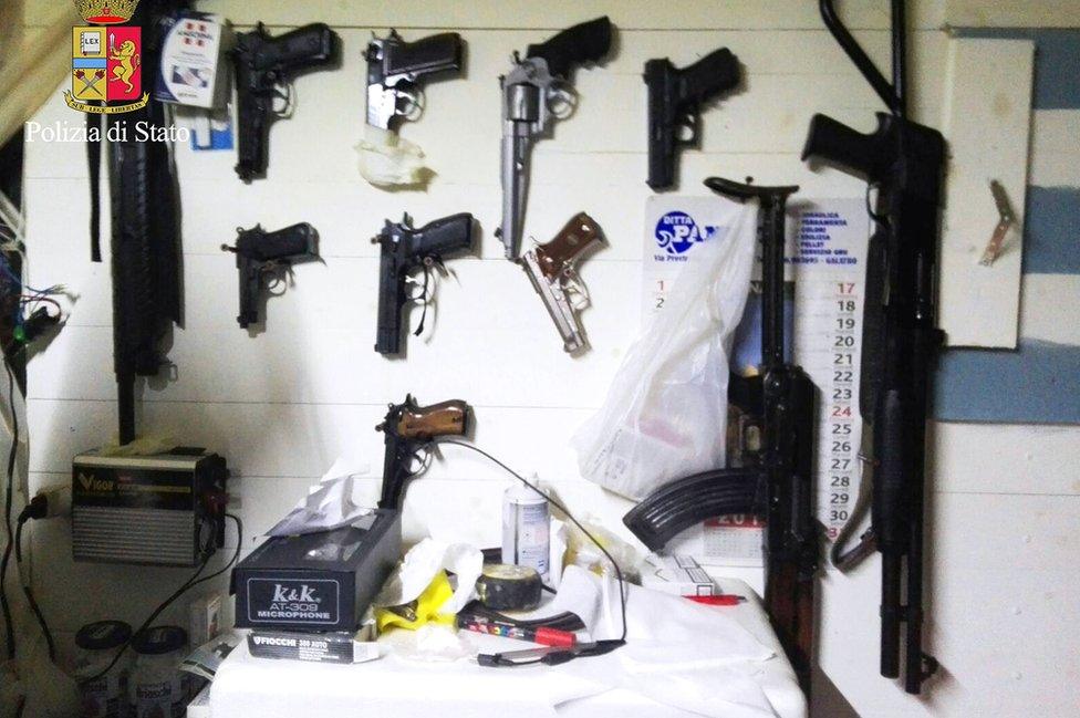 Police raid - seized weapons (pic: Italian police)