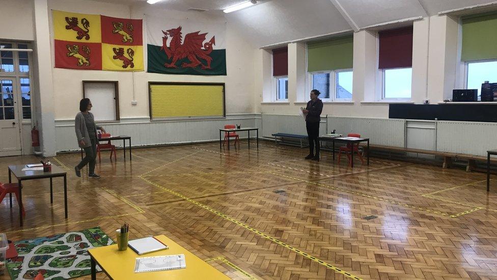 Sicrhau pellter cymdeithasol yn y neuadd ysgol