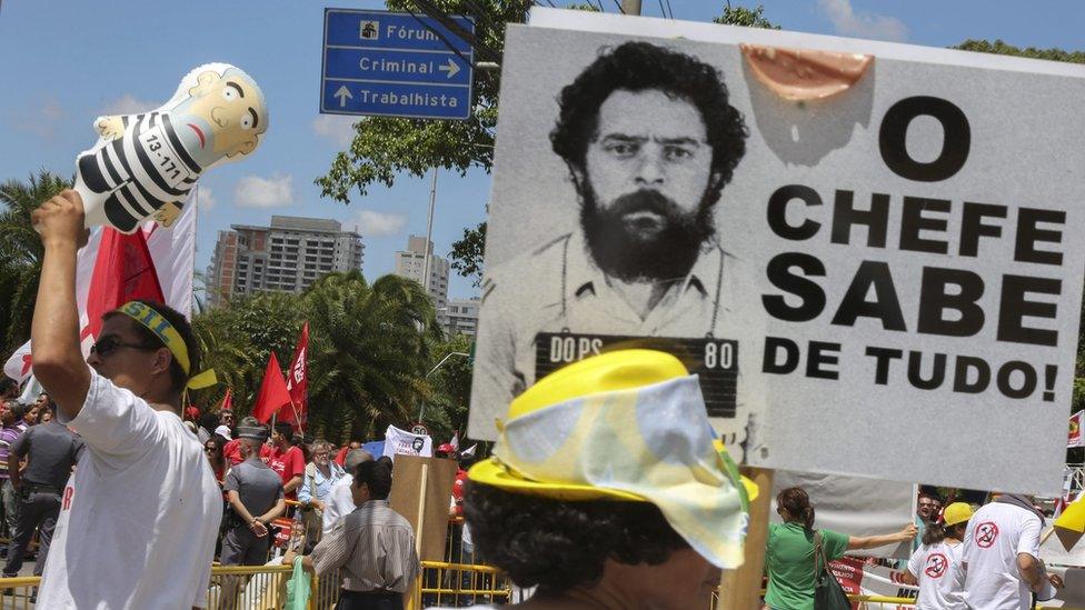 Demonstrators for and against Lula. The banner reads: "The boss knows about everything"