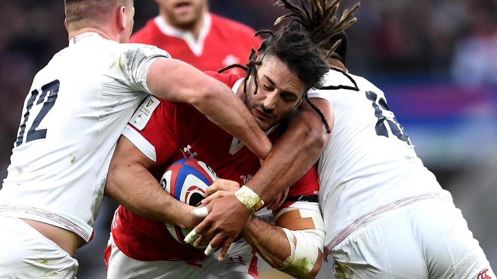 Josh Navidi yn cael ei daclo