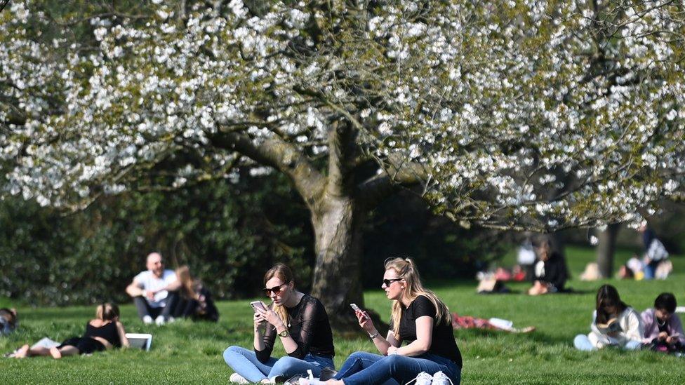 Londoners enjoy spring sun in London park