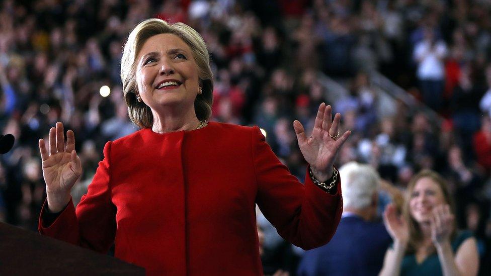 Hillary Clinton - waving at crowd