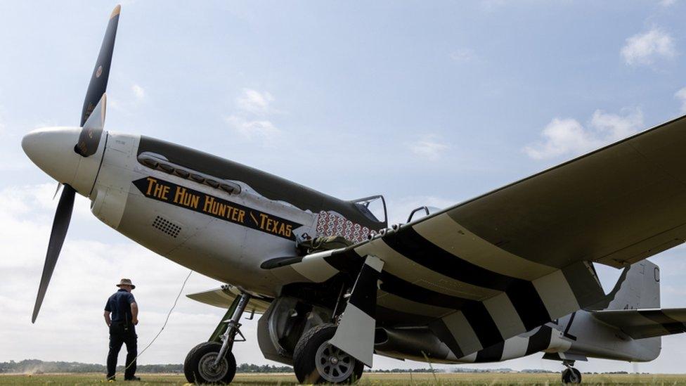 Mustang plane with crew