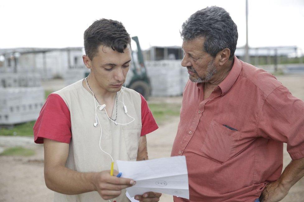 Luis Parodi speaks to a man at Punta de Rieles jail