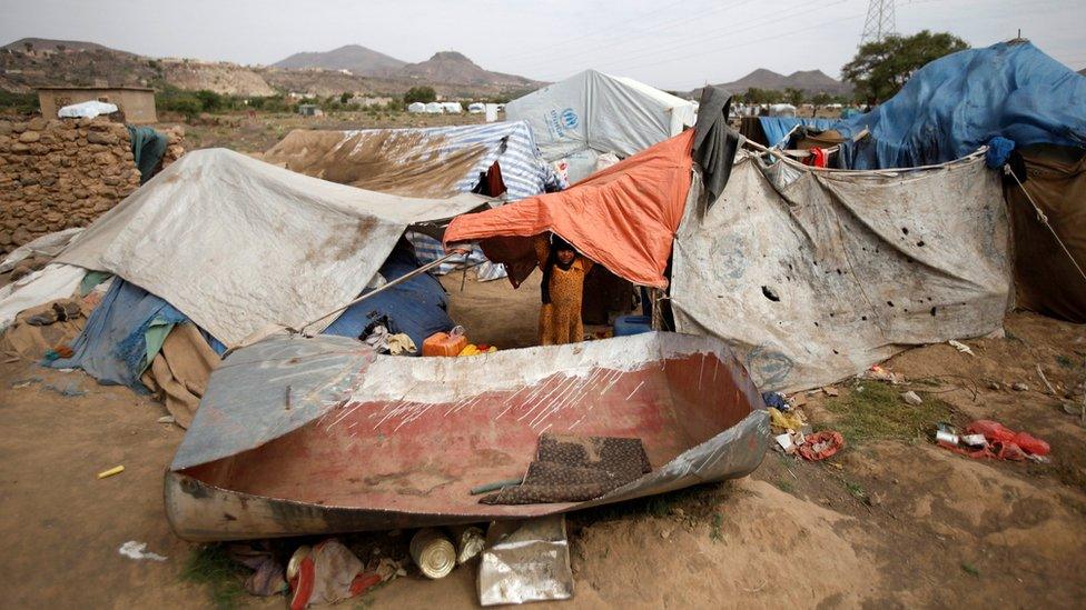 A girl stands at her family's shelter at a camp for people displaced by the war near Sanaa, Yemen (26 September 2016)