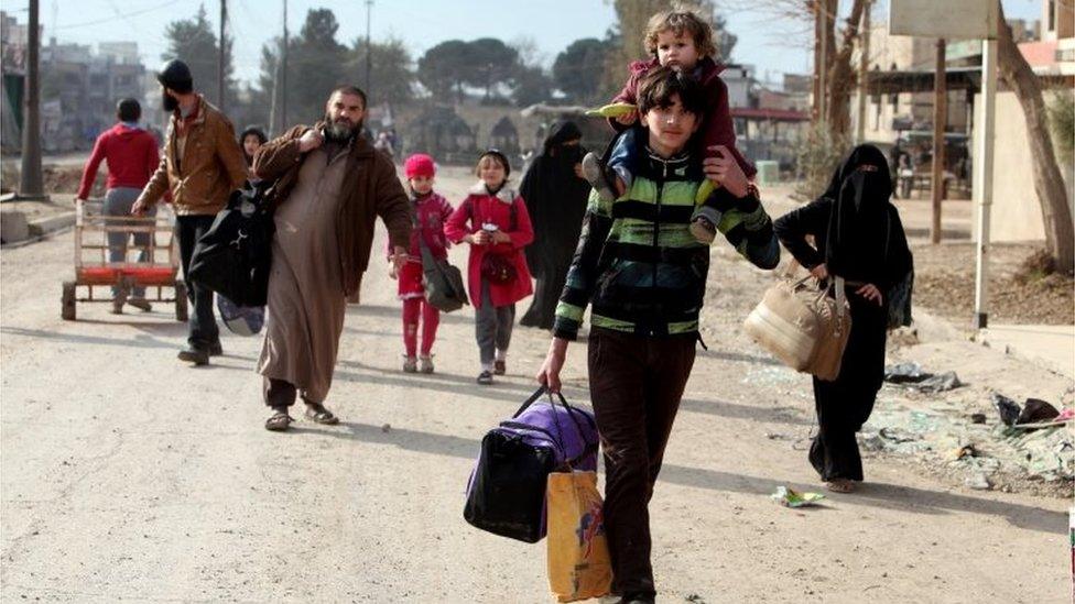 Mosul resident sin al-Zuhoor district flee fighting between government and IS forces, 8 January 2017