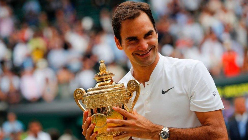 roger-federer-wimbledon-trophy.