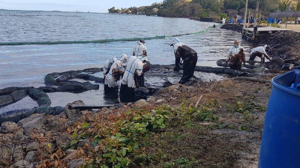 Clean up of the oil slick using oil boom