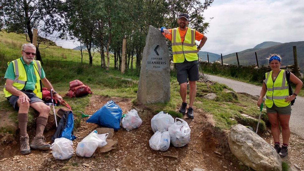 Volunteers picking litter on Snowdon