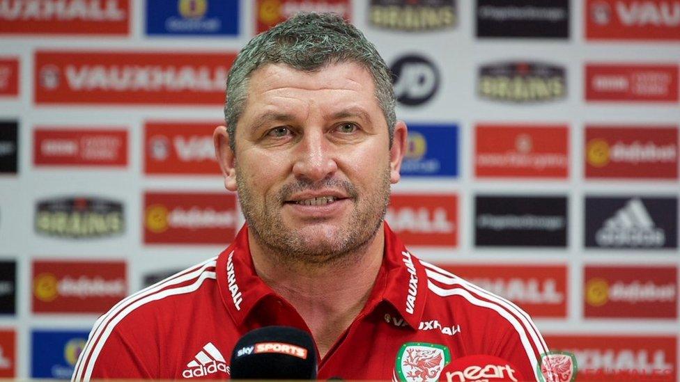 Osian Roberts yn wynebu'r wasg