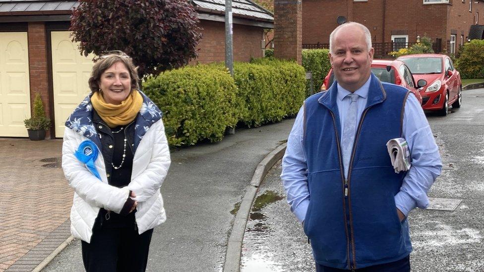 Roedd Andrew RT Davies yn ymgyrchu gyda Janet Finch-Saunders yng ngogledd Cymru ddydd Mawrth