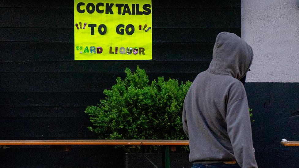 'Cocktails to go' sign