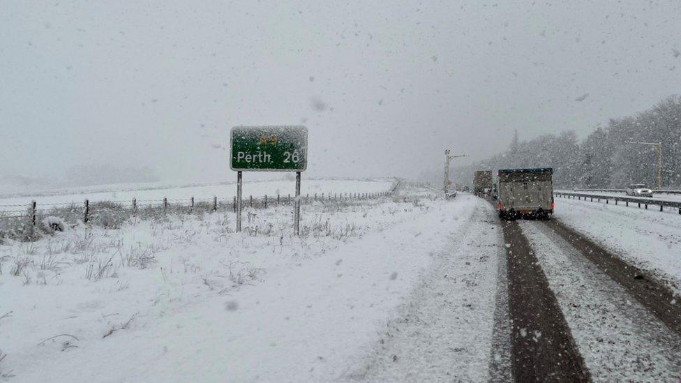 Heavy snow on the A9 towards Perth