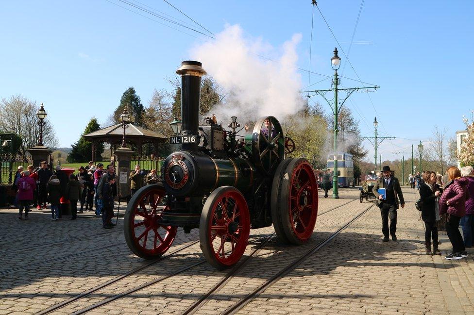 A road steam vehicle