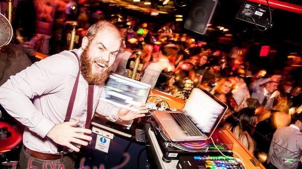 DJ Bry yn dinannu