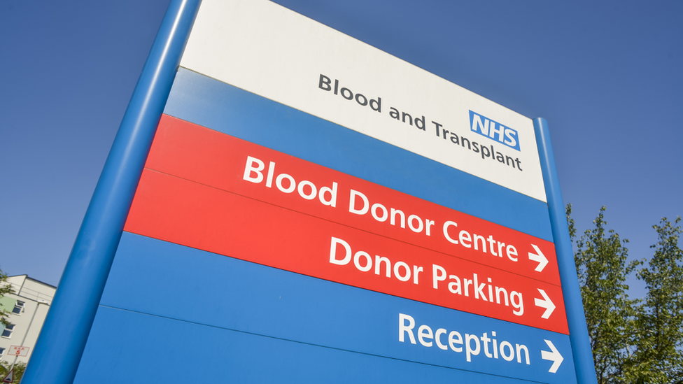 Sign to an NHS blood donation centre