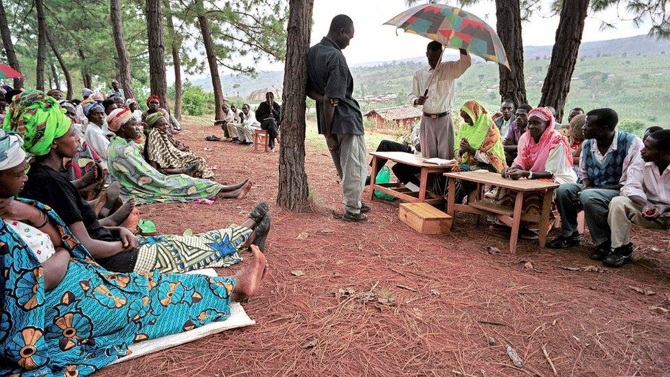 A witness facing the president (with umbrella) of a gacaca court session in Rukira, during a hearing in relation with the 1994 Rwandan genocide - 3 December 2003