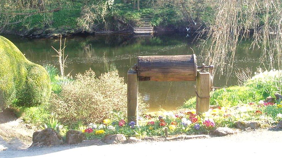 Winch mechanism outside the Boat Inn, Erbistock