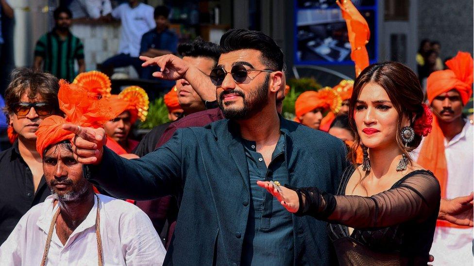 Arjun Kapoor (L) and Kriti Sanon