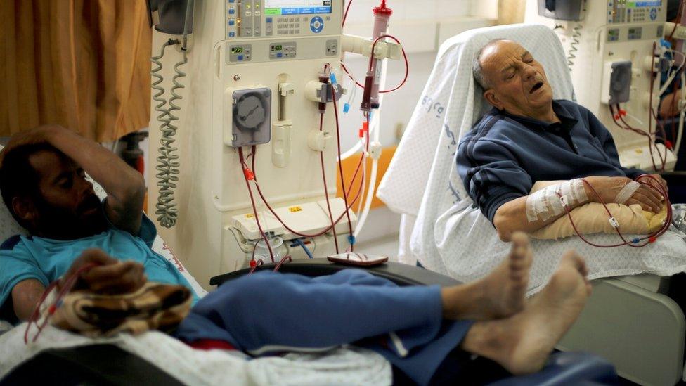 Palestinian patients undergo kidney dialysis at Shifa hospital in Gaza City (24 April 2017)