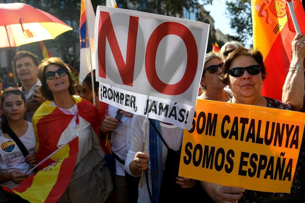 Unionist demonstrators in Barcelona, 27 October