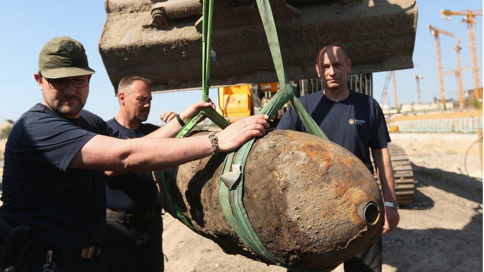 Bomb disposal team with Berlin bomb, 20 Apr 18