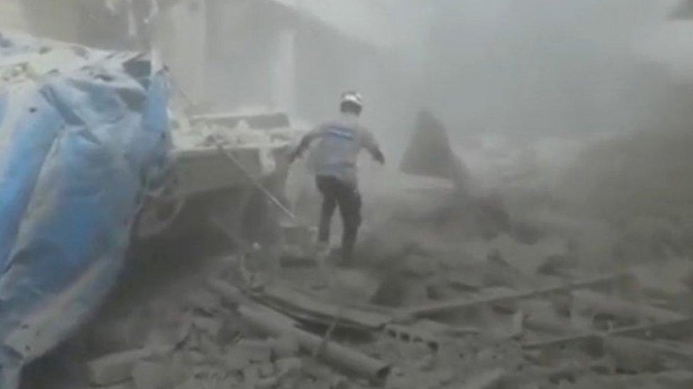 A civil defense member making his way through debris after a suspected chlorine gas attack (06 September 2016)