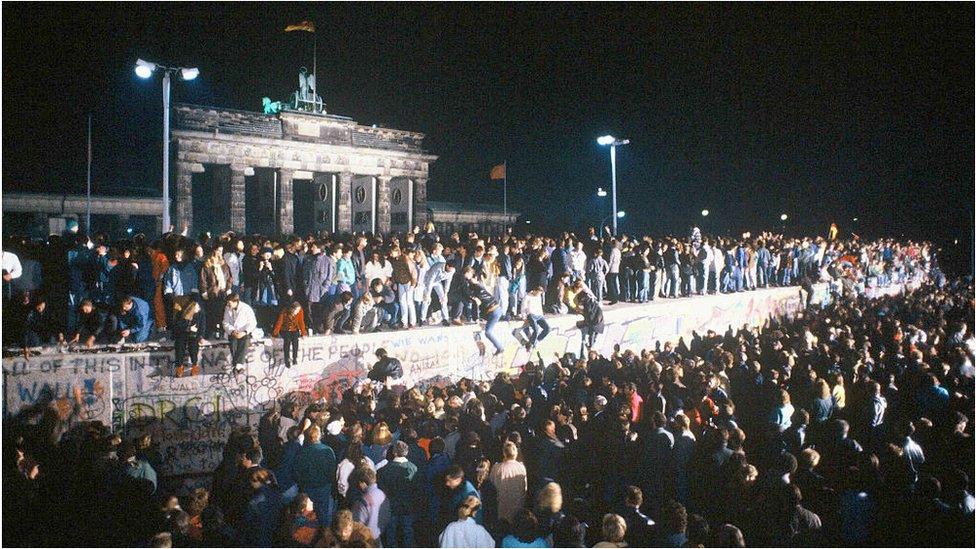 berlin-wall-in-front-of-Brandenburg-gate.