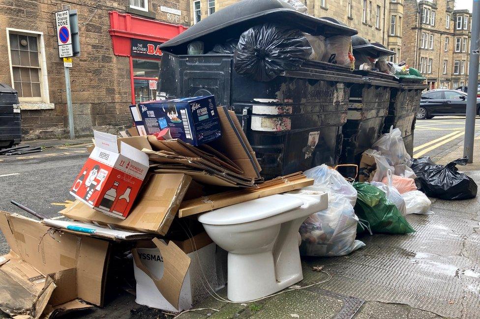 Residential bins overflowing in Jordan lane