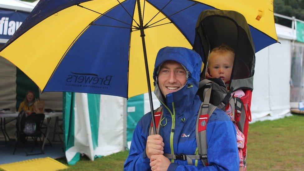 Plentyn yn cael ei gario ar gefn ei dad // A young child being carried on his father's back