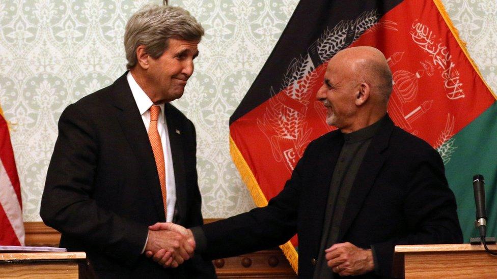 US Secretary of State John Kerry (L) and Afghan President Ashraf Ghani during a joint press conference in Kabul, Afghanistan, 09 April 2016.