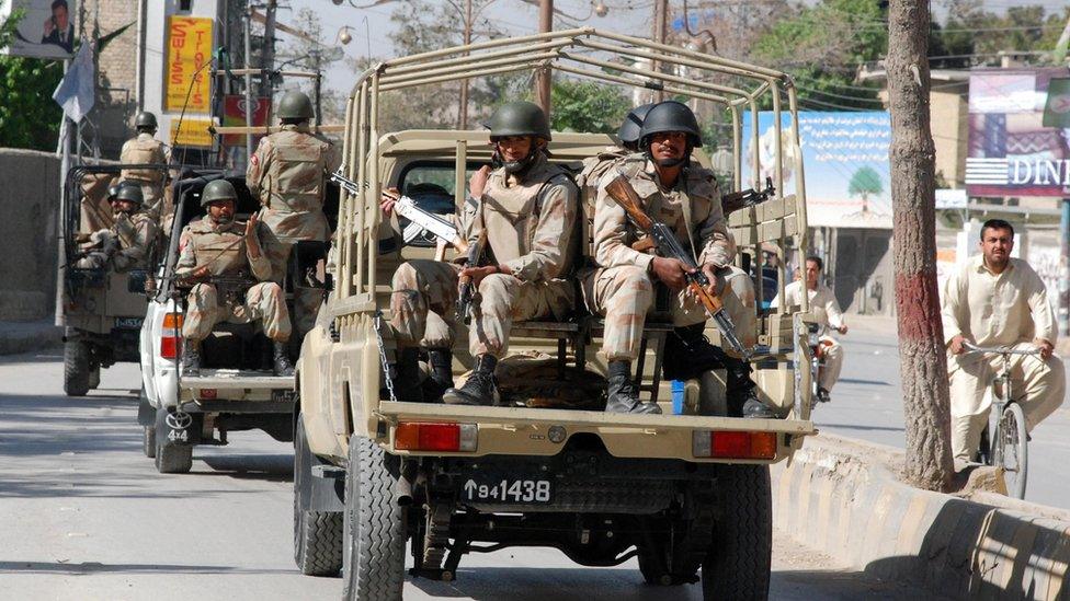 Pakistani paramilitary troopers patrol on a street in Quetta on April 22, 2009