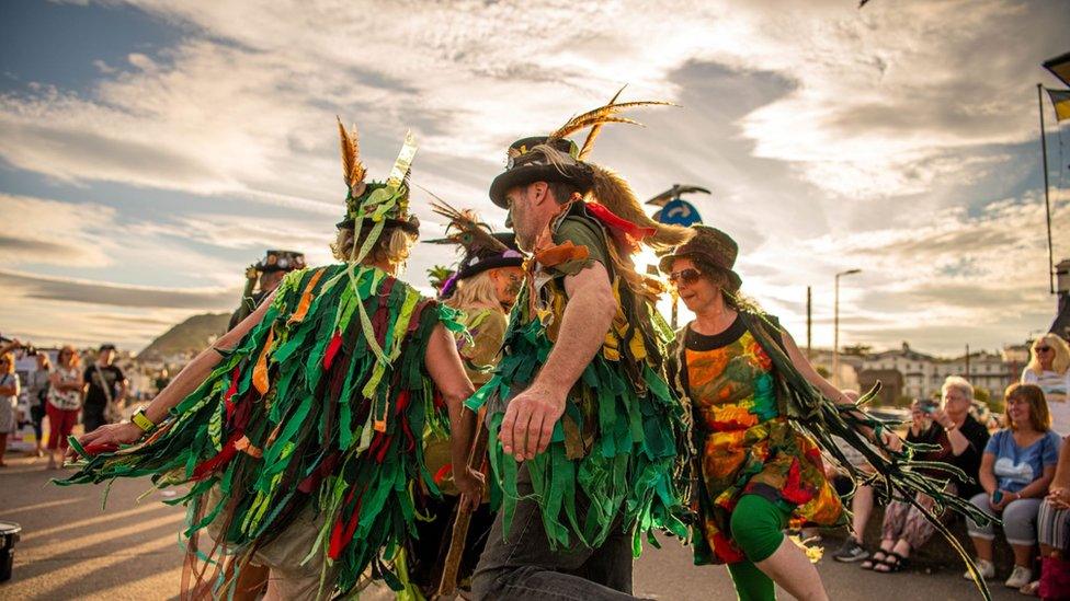 Otter Morris dancers