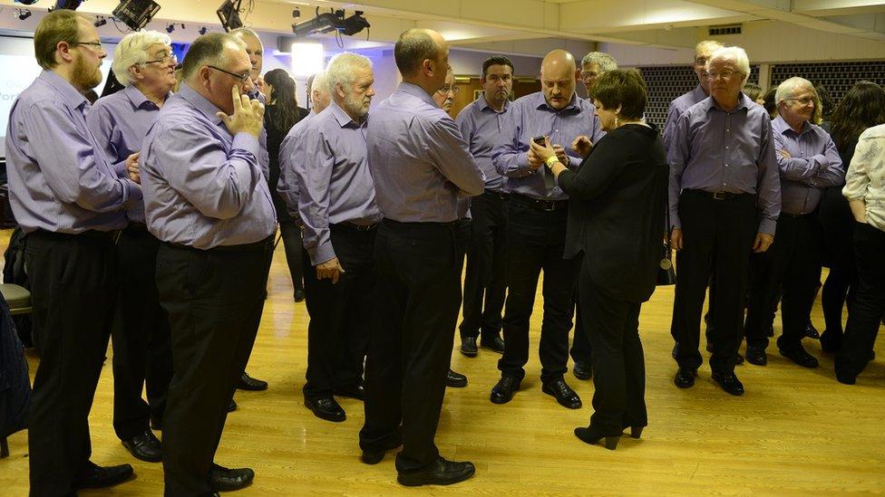 "Mae'n anodd cael trefn ar y dynion'ma!"