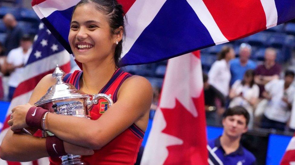 Emma Raducanu with the US Open trophy