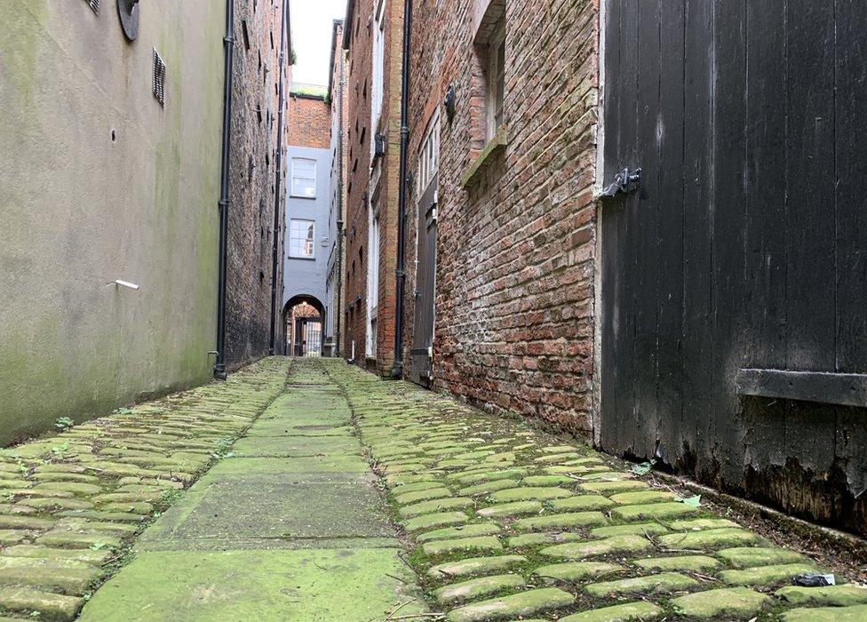 Cobbled streets of a narrow alley off High Street