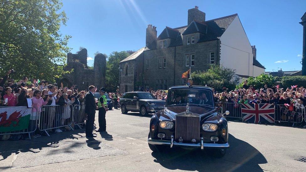 crowds brenin un Llandaf