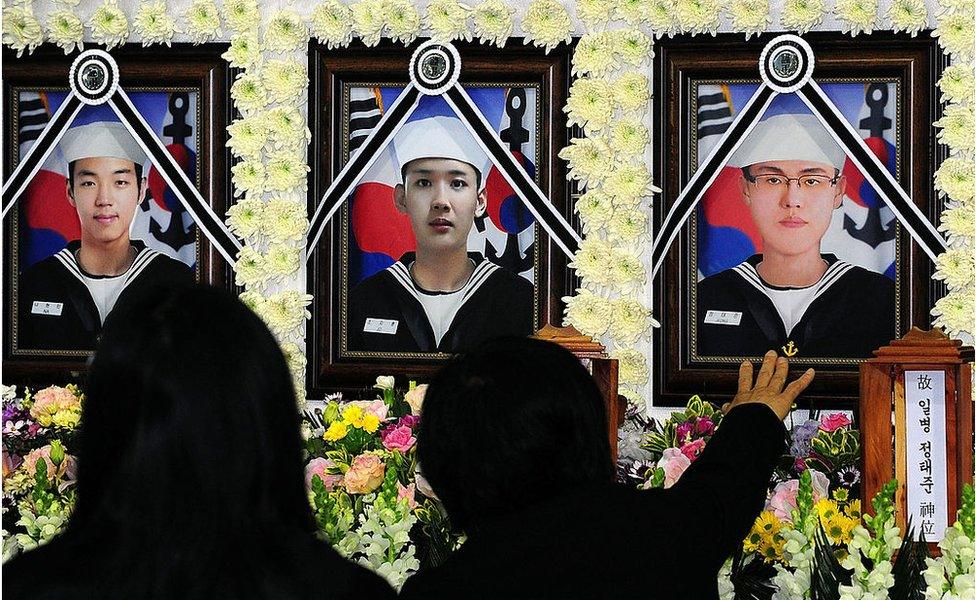 Relatives of a deceased sailor of the sunken South Korean naval vessel Cheonan mourn during a memorial service at the Second Fleet Command of Navy on 26 April 2010 in Pyeongtaek, South Korea.