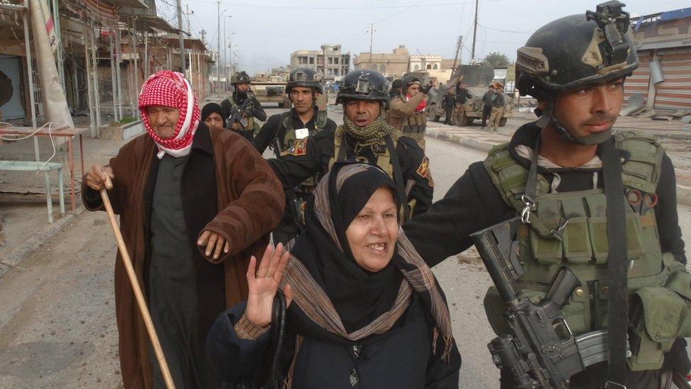 Civilians flee to safe area of Ramadi, escorted by Iraqi security forces (31 December 2015)